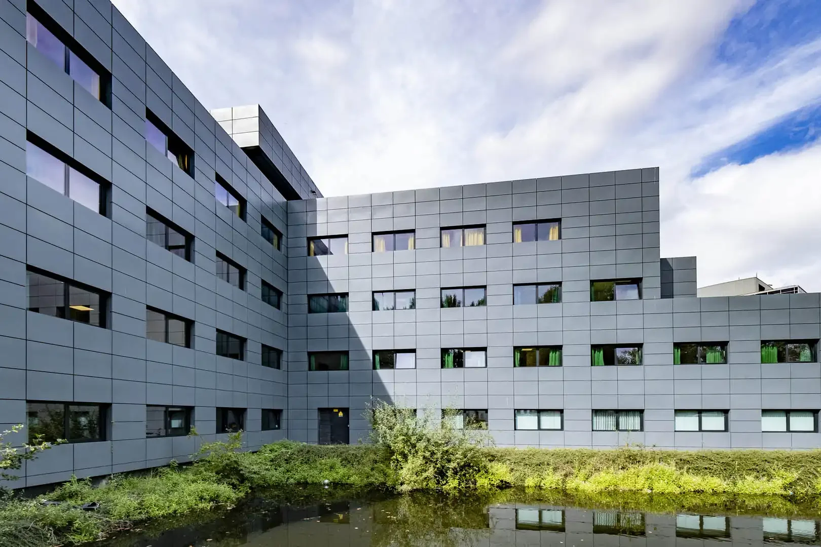 Transformatie van kantoorgebouw naar opvanglocatie asielzoekers-1