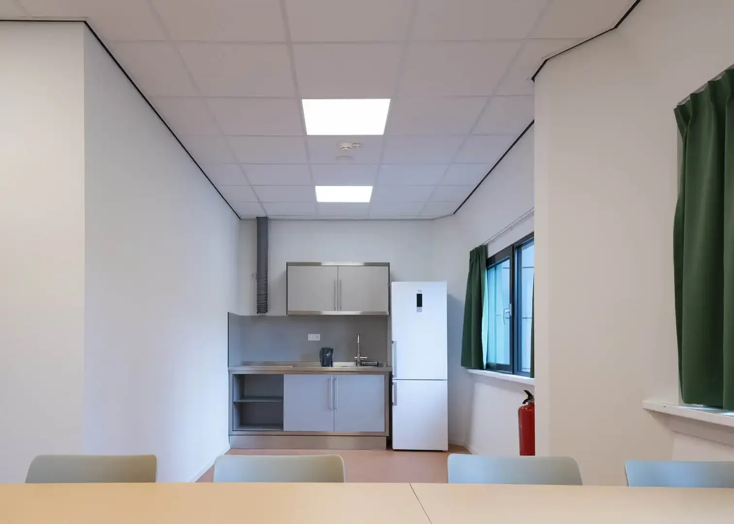 Transformatie van kantoorgebouw naar opvanglocatie asielzoekers-14
