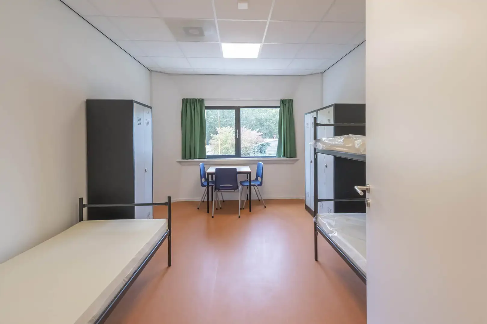 Transformatie van kantoorgebouw naar opvanglocatie asielzoekers-6